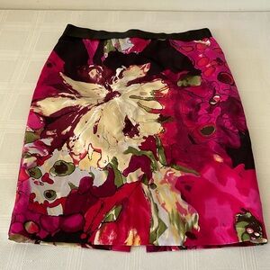 BN, unworn, flowered Pencil Skirt. Size 40.